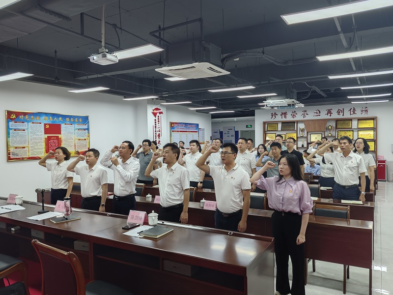 周遠(yuǎn)帶領(lǐng)新黨員入黨宣誓、老黨員重溫入黨誓詞.jpg