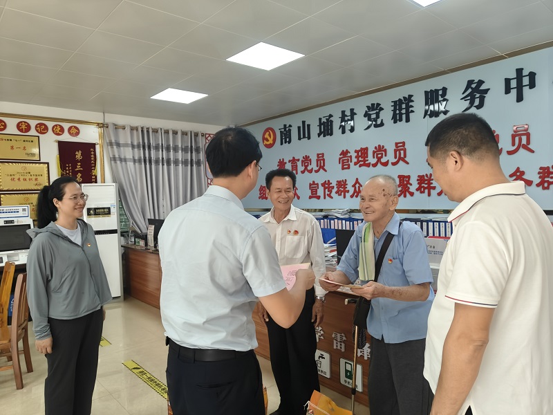 周遠慰問老干部、老黨員1.jpg